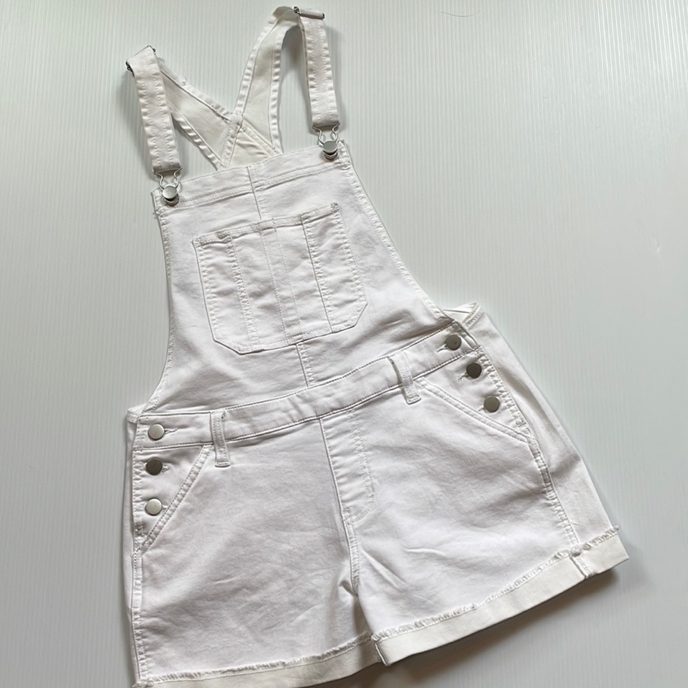 NOBO white cut off bib overall shorts, size medium (7-9)